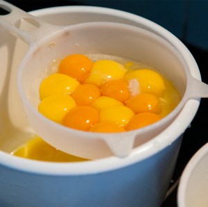 peneire as gemas para evitar o cheiro de ovo no final.